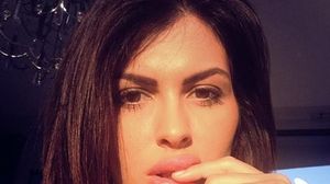 Madalina Pamfile si-a etalat burtica de graviduta la plaja! Vedeta s-a fotografiat in costum de baie