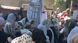 Cristian Pomohaci, batand la portile bisericii din Mosuni! Imaginile care au creat isterie, in perioada Pastelui!