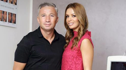 Aparitie de senzatie a sotiei lui Dan Petrescu! “Victoria Beckham de Romania” are spatele gol si picioarele dezgolite