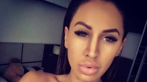 Denisa Despa, dansatoarea manelistilor, s-a pozat fara sutien si a primit o reactie neasteptata: "Pune-ti coastele la loc"