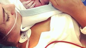 A devenit tatic in urma cu putin timp! E in culmea fericirii! Prima poza cu bebelusul