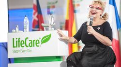 Mihaela Tatu s-a operat la genunchi! Fosta vedeta de televiziune se recupereaza cu exercitii fizice, iar la conferinte se sprijina in carje!