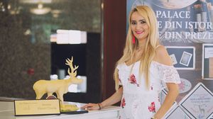 Ce vedete au gustat din preparatele speciale dedicate Cerbului de Aur! Prezentatoarea Adela Diaconu a savurat tortul cu foita de aur, in timp ce Iulia Vantur a mers pe medalionul din carne de fite, realizat de Cornelia Ghisoi, singurul Lady Chef din Europ