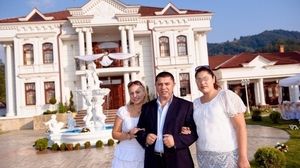 Nicoleta Guta si-a transformat vila in salon de nunti! Uite cum danseaza invitatii in fata casei manelistei! VIDEO