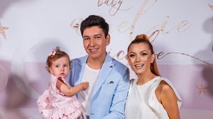 Imagini UNICE de la petrecerea de senzatie din familia indragitei Elena Gheorghe. La ruperea turtei lui Amelie totul a fost spectaculos. Vezi tinutele, tortul, candy bar-ul si horele incinse de invitati
