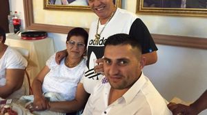 Casa familiei lui Nicolae Guţă din Petroşani, sufocată de gunoaie! FOTO