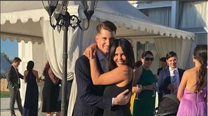 Andreea Popescu, fosta dansatoare a Deliei, alapteaza in public. Uite cum isi hraneste baietelul in parc FOTO