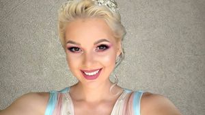Sandra N s-a pozat goală şi a urcat fotografia pe net. La trei luni după ce a născut, artista arată demenţial