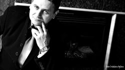 Acesta este testamentul artistic al cântăreţului decapitat! Iată ce cânta Bogdan Chiroşca înainte să moară: ”Dar vine o vreme când nu mai trişăm, când tragem o linie şi-apoi adunăm, e frig, e toamnă, e târziu, strângându-mi anii-n pardesiu..” | DEZVALUIRI