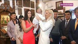 Imagini în exclusivitate de la botezul băieţelului Elenei Ionescu! Naşa Adina Postelnicu a început să plângă în biserică