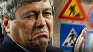 Nu există reguli de circulaţie pentru Mircea Lucescu! Marele antrenor, ”învins” acum 6 ani de tramvai, merge în continuare pe sens interzis VIDEO EXCLUSIV