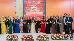 Adela Diaconu a dat distincţiile anului 2018! În cadrul „Galei Performanţei şi Excelentei 2018”, vedeta de televiziune din Braşov a premiat valorile autohtone