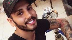 Cum arată acum primul bărbat din România care şi-a pus silicoane! Abia-l mai recunoşti!