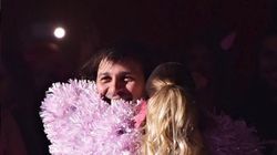 Moment de senzaţie la un concert al Deliei. Uite ce i-a făcut vedeta soţului ei, în văzul tuturor. Bărbatul a rămas...blocat. FOTO!