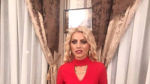 Nicoleta Guţă şi-a îmbodobit bradul de Crăciun! Manelista a filmat în vila ei un videoclip pentru Sărbători! VIDEO