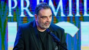 Un cunoscut regizor român a zburat la Londra cu două vedete autohtone: ”La business class era Delia Matache şi cel ce zâmbeşte sau râde..parcă Smiley!”