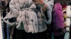 Incredibil, cum a fost surprinsă Oana Roman! Clienţii unui târg au crezut că nu văd bine! Uite ce făcea vedeta FOTO