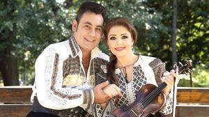 Ionuţ şi Doiniţa Dolănescu s-au pozat în aşa fel încât cei trei copii ai lor şi-au pus mâinile la ochi! FOTO