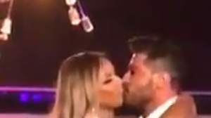 ŞOCANT! Ce a postat Bianca Drăgusanu la scurt timp de la aflarea veştii că Victor Slav s-a cuplat cu bruneta Raluca! Prezentatorul o ţine în braţele lui şi o sărută!