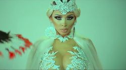 Cristina Pucean, dansatoarea favorită a maneliştilor, s-a reprofilat! Blonda s-a apucat de cântat şi ”rupe” cu noua melodie