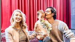 Wow, ce burtică! Andreea Bălan, gravidă în 32 de săptămâni, şi-a făcut poză în oglindă