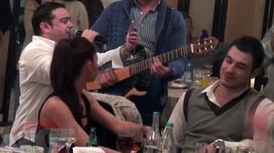 Video senzational! Adrian Minune canta "De-ai fi tu salcie la mal", iar Piturca scoate euroii ca un barosan!