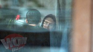 Andreea Raicu, zambeste si-si priveste gales partenerul de masa