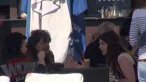 VIDEO! Leo Iorga, fosta voce de la Compact, discuta intens la mall ...