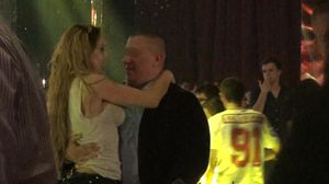 In materie de agatat, optiunile lui Flore nu au fost epuizate. Bomba sexy s-a orientat rapid catre un om de la paza, pentru care a fost de acord sa stea si in spagat