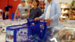 VIDEO | Mandruta are mare rabdare, printre galantare. Vezi cat de delicat a fost omul de televiziune la o banala sesiune de cumparaturi cu sotia