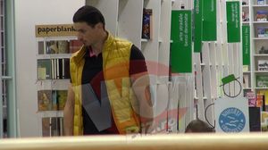 VIDEO | Petre Condrat a iesit la vanatoare de... carti! Fostul model si-a etalat muschii intr-o librarie!