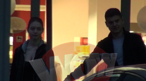 La iesirea din magazin, Cristi Boureanu isi ia iubita de mana