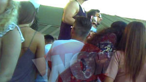 VIDEO! Codin Maticiuc, distractie maxima la mare! Playboy-ul de Dorobanti s-a urcat pe masa si a dansat de mama focului! Codin, in mare verva la Mamaia