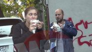 Cosmin Selesi si Irina mananca shaorma pe strada