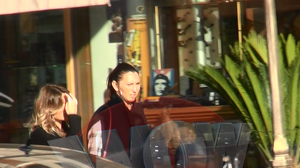 VIDEO! Alin Cocos nu va fi foarte bucuros cand va vedea asta! Gina Pistol s-a imbratisat in plina strada cu fostul "socru"