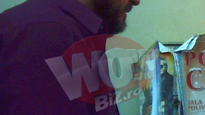 In timp ce batranica se chinuie sa gaseasca o punga, Galatescu o priveste insistent