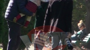 Alina Sorescu, in parc cu tatal si fetita ei