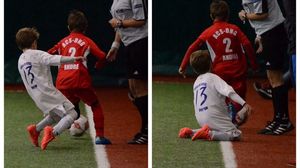 Hotie pe fata la un turneu de fotbal pentru copii! O femeie, arbitru-asistent, a "tras" pe fata cu echipa organizatoare!