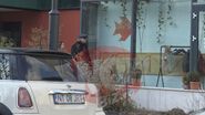 El iese din autoturism si se indreapta spre restaurant