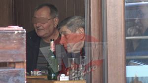 VIDEO EXCLUSIV! La 79 de ani, Mitica Popescu "o rupe" pe bere si pe tigari! Actorul roman, isi petrece ore intregi la birt impreuna cu prietenii