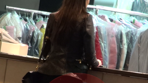 Roxana merge la curatatorie si isi ridica hainele curate