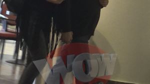 Mama lui Alexis poarta rucsacul fetei sale