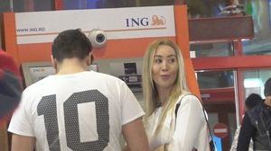 In timp ce iubitul tasteaza codul, Xonia este atenta la posibilele "pericolele"