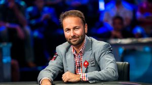 INTERVIU! Daniel Negreanu, unul dintre cei mai mari jucatori din istoria poker-ului, vine la Bucuresti! Canadianul a acordat zilele trecute un interviu savuros, in limba romana: "Am 41 de ani, dar daca l-as intalni acum pe Negreanu de la 25 de ani, l-as b novalue