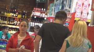 VIDEO EXCLUSIV | Primele imagini cu bebelusul lui Florin Grozea. Solistul de la Hi-Q a iesit in familie la cumparaturi, iar sotia lui, Ioana, si-a tinut puiul la piept intr-un marsupiu special