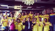 Ilie Dumitrescu intr-o poza de grup cu angajatii, dar si cu Teodora, iubita lui, cu numarul 10 pe tricou