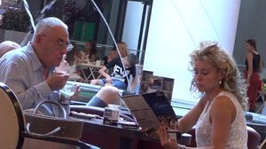 VIDEO EXCLUSIV! Horia Moculescu si Alexandra Velniciuc, scene provocatoare in mijlocului mall-ului! Cum a incercat sa-l incite simpatica blondina pe venerabilul compozitor! Dovada vie ca "prietenia" sau "dragostea" nu mor niciodata!