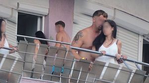 FOTO EXCLUSIV! Scene de sex la mare intre un afacerist excentric si iubita lui! Au iesit pe balcon si s-au iubit in fata tuturor