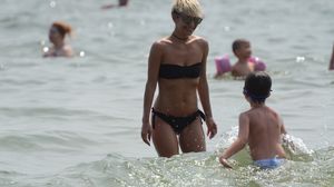 VIDEO EXCLUSIV! Giulia Anghelescu, impecabila in costum de baie la ...