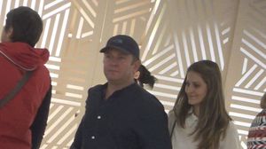 VIDEO | Pavel Bartos este galant cu sotia si cand nu-l vede nimeni! Uite cum cara sacosele Ancai prin mall
